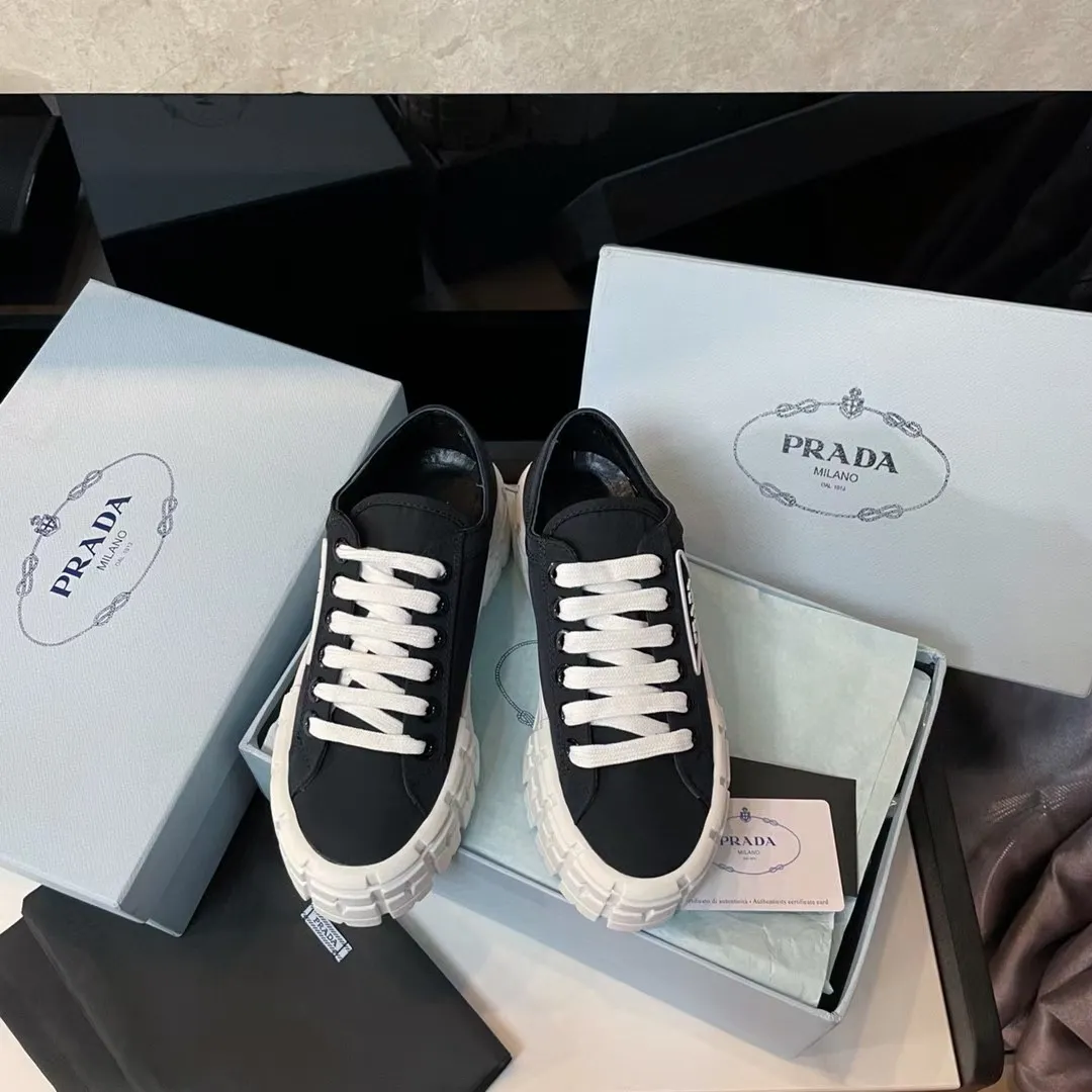P420👟👟 2024 launches Prada’s latest catwalk shoes, the dad shoe series ͏ 💥PRADA early spring T-stage catwalk style👠Small fresh air with a little expensive feel, very perfect on the feet💃Elegant and elegant, crystal clear, regardless of the quality of accessories, they are all customized one-to-one, zero distance from the original version 1⃣Upper: imported nylon waterproof cloth + glue injection molding process 2⃣Inner lining: mixed sheepskin lining 3⃣Outsole: original one-to-one molded TPU outsole 4⃣🔺Original packaging Heel height 5cm 5⃣Number: 34-40🐎